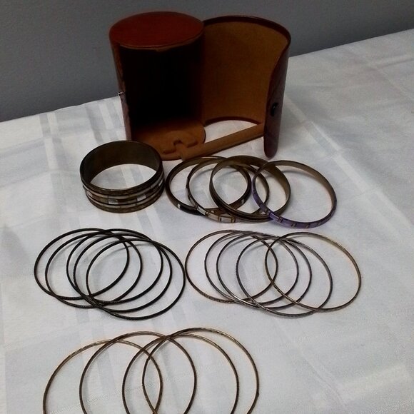 Vintage metal bangles with leather rou d case - Picture 1 of 3